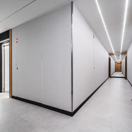 Towarowa Square, Sun & Snow *