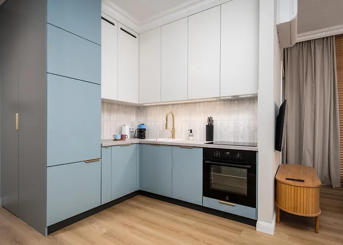 Towarowa Square, Sun & Snow