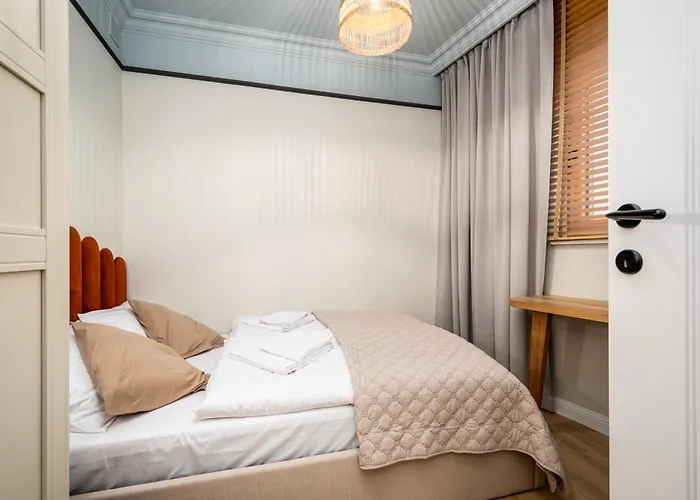 Towarowa Square, Sun & Snow