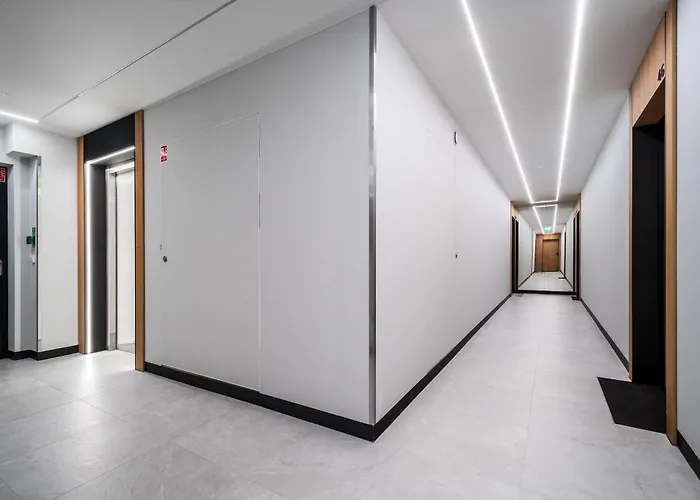 Towarowa Square, Sun & Snow *